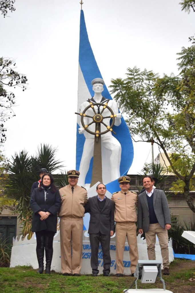 Renovaron el emblemático monumento al Marinero de Falúa en la zona portuaria