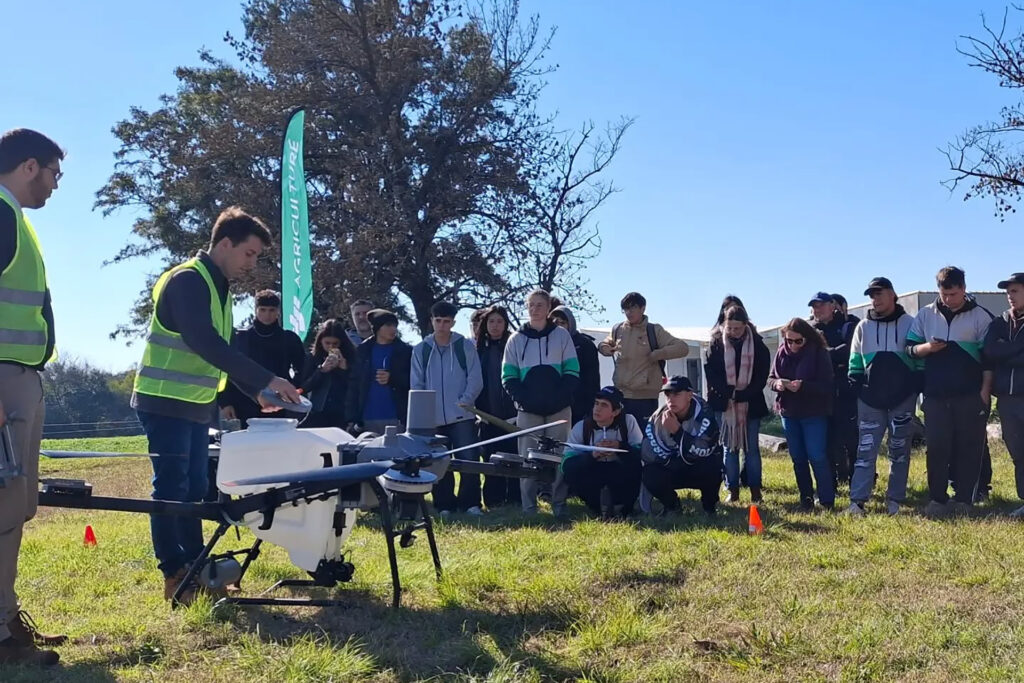 Estudiantes de escuelas técnicas se capacitaron en el uso agropecuario de drones