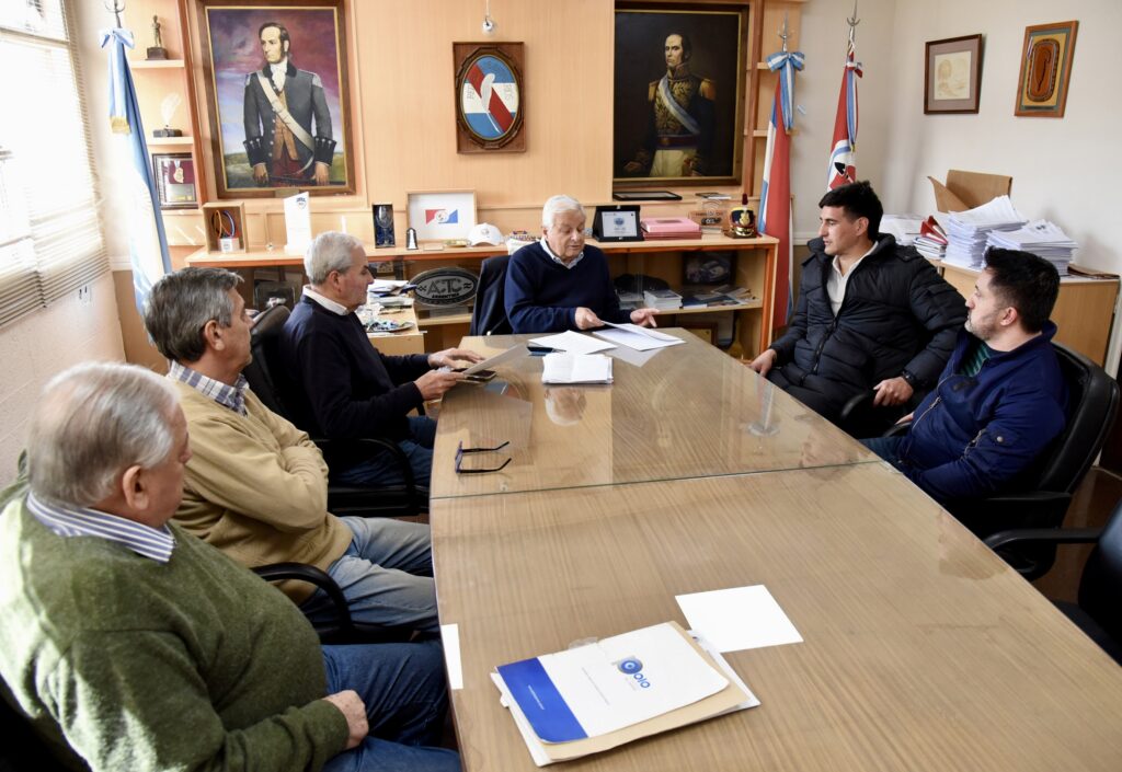 El Municipio entregó más de 102 millones de pesos a tres clubes locales para mejoras en iluminación