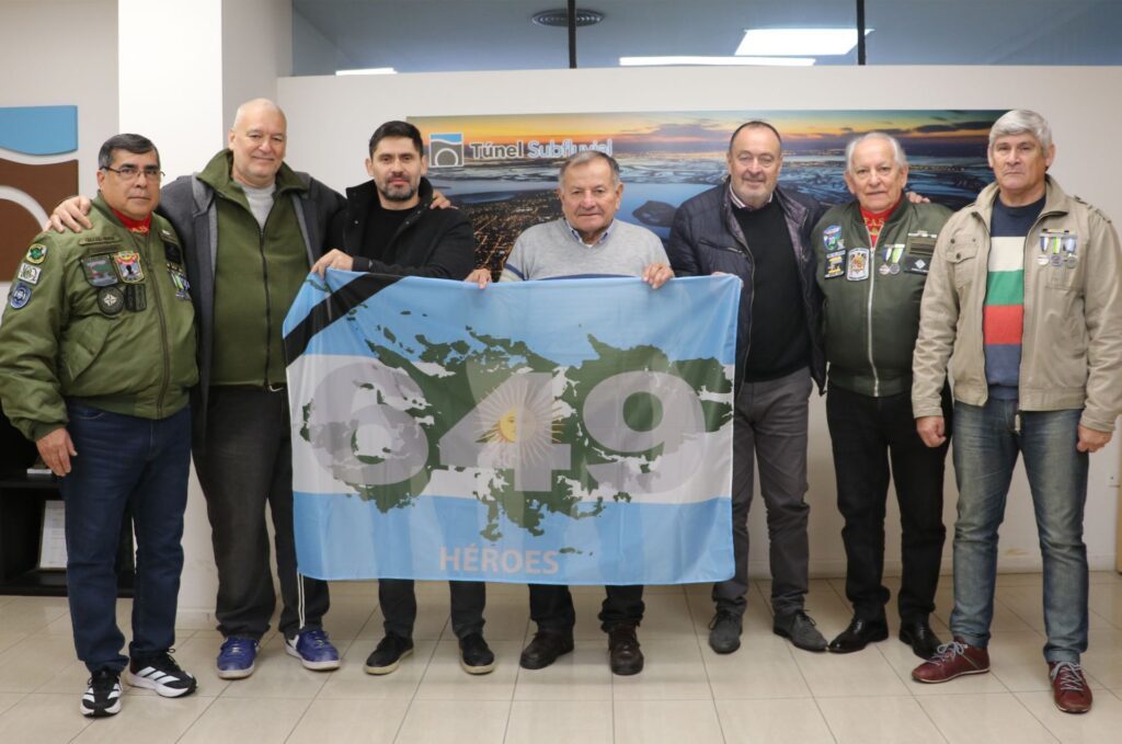 Veteranos de Malvinas visitaron el Túnel Subfluvial y entregaron una bandera en homenaje a los héroes