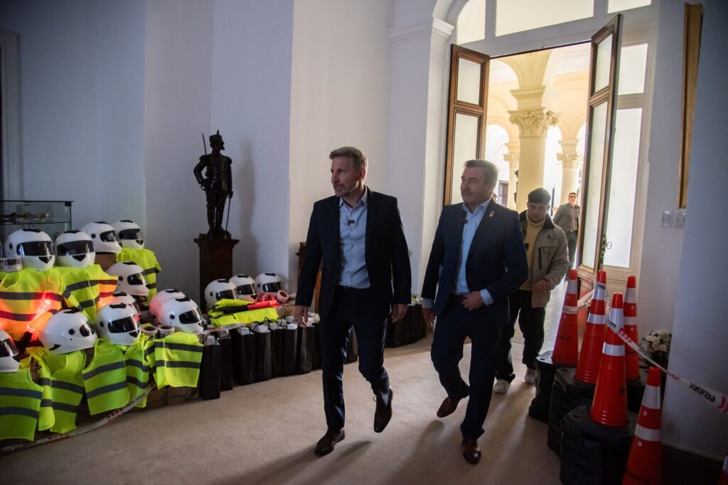 Frigerio entregó equipamiento y aportes por 90 millones de pesos a 44 municipios y comunas