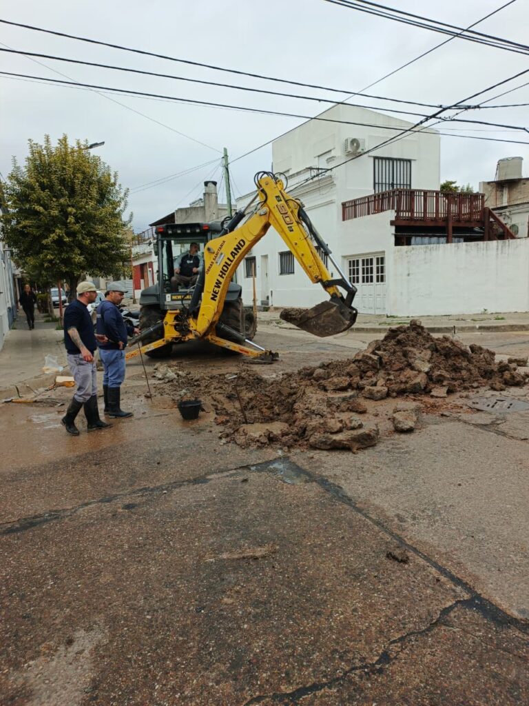 Obras Sanitarias ejecuta reparaciones en la red de agua y cloacas en Concepción del Uruguay