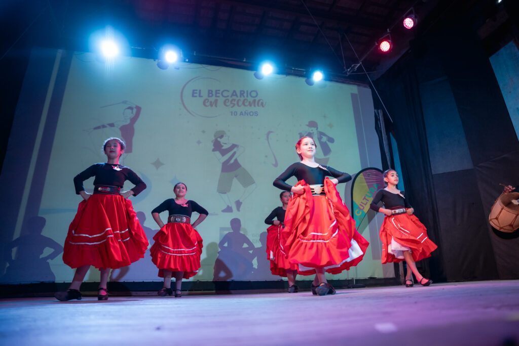 El Instituto Becario desplegó el talento joven en La Paz con una nueva Gala de Becario en Escena