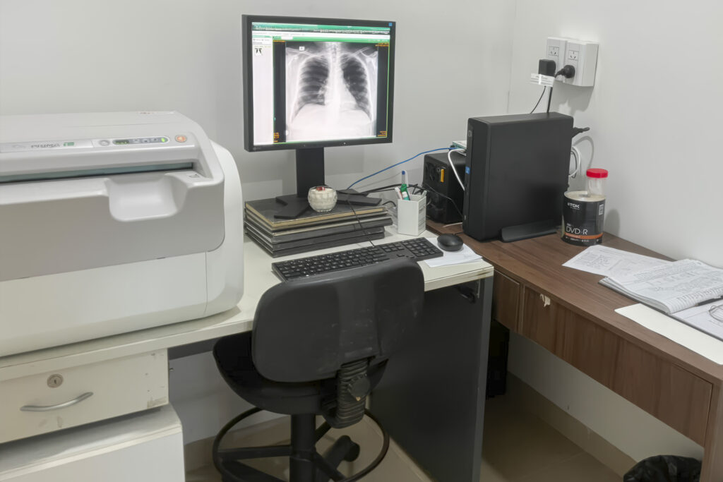 Salud equipó al Hospital Perú de General Galarza con un digitalizador y nuevas camas de internación