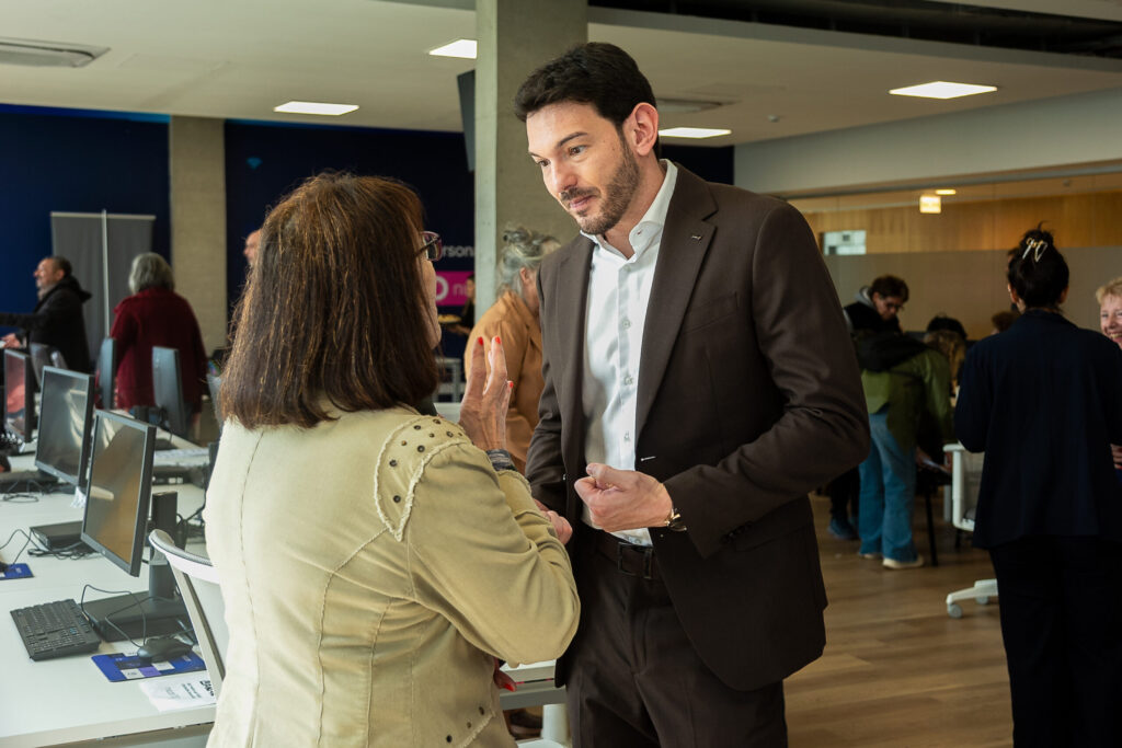 Tras capacitar a 3.700 entrerrianos, abren nueva convocatoria para capacitar a personas mayores en el uso de celulares y tecnología
