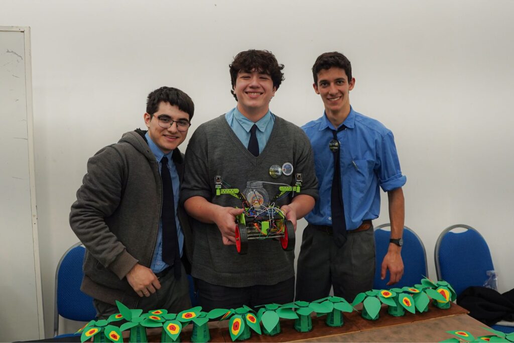 Estudiantes de La Paz presentaron un robot con inteligencia artificial en el Cirei 2026