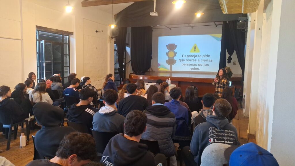 Caseros: dictaron un taller de concientización sobre vínculos saludables para estudiantes secundarios