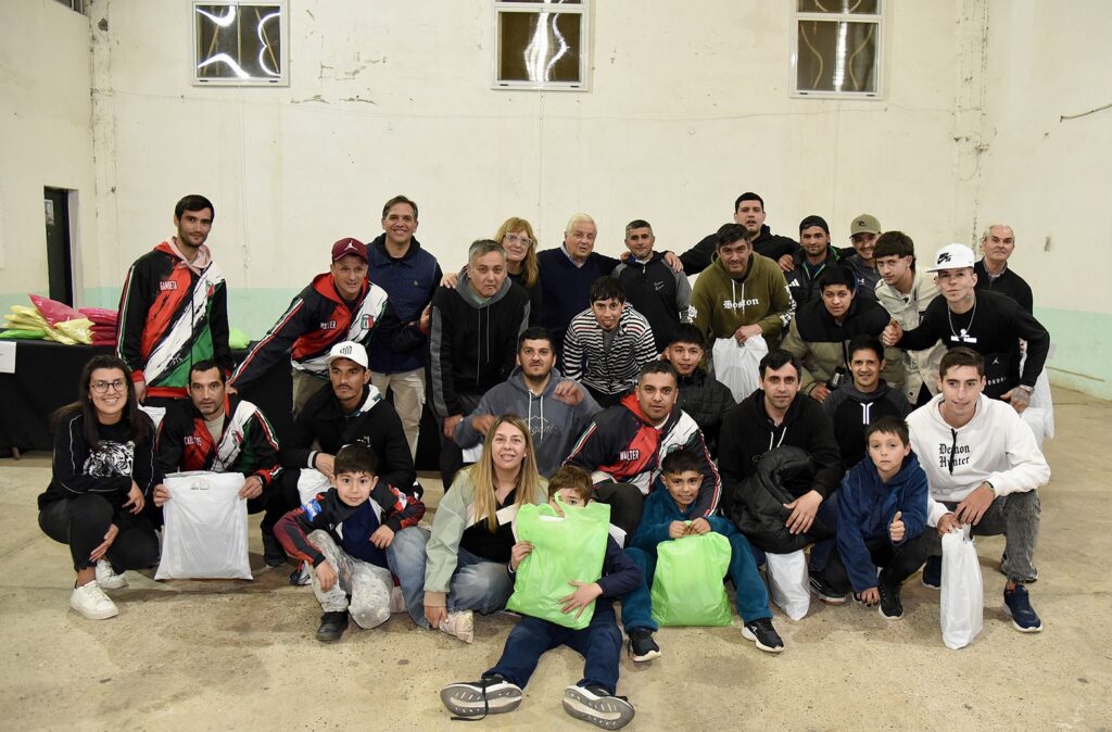 El Club San Roque recibió indumentaria entregada por la Municipalidad