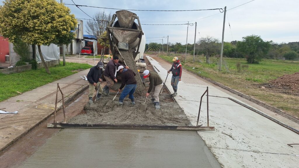 Avanza la pavimentación en la calle 4 de Caseros