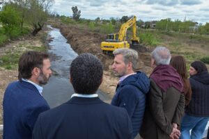 Frigerio recorrió las obras de limpieza y saneamiento del arroyo Manzores