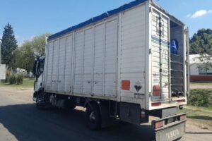 Secuestran un camión que transportaba de forma ilegal 152 bidones de fitosanitarios en la ruta 12