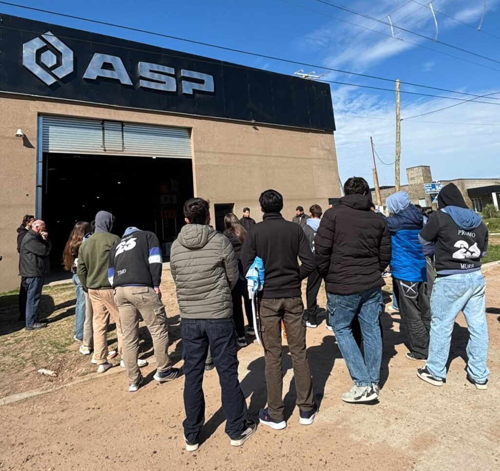 Estudiantes de Urdinarrain recorrieron el Parque Industrial y universidades de Concepción del Uruguay
