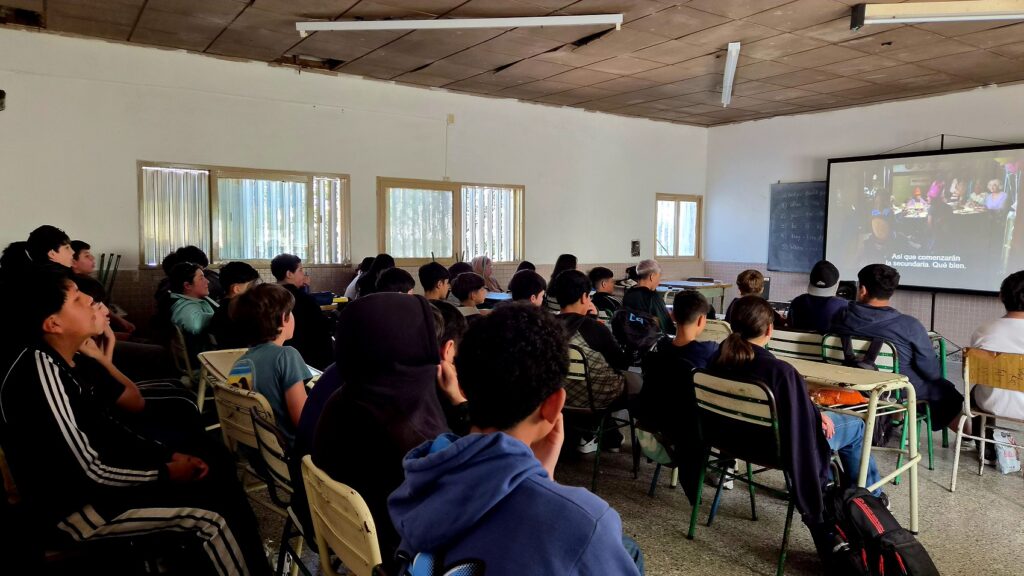 Cine y Comunidad en la EET Nº 2: estudiantes debatieron sobre grooming y acoso digital