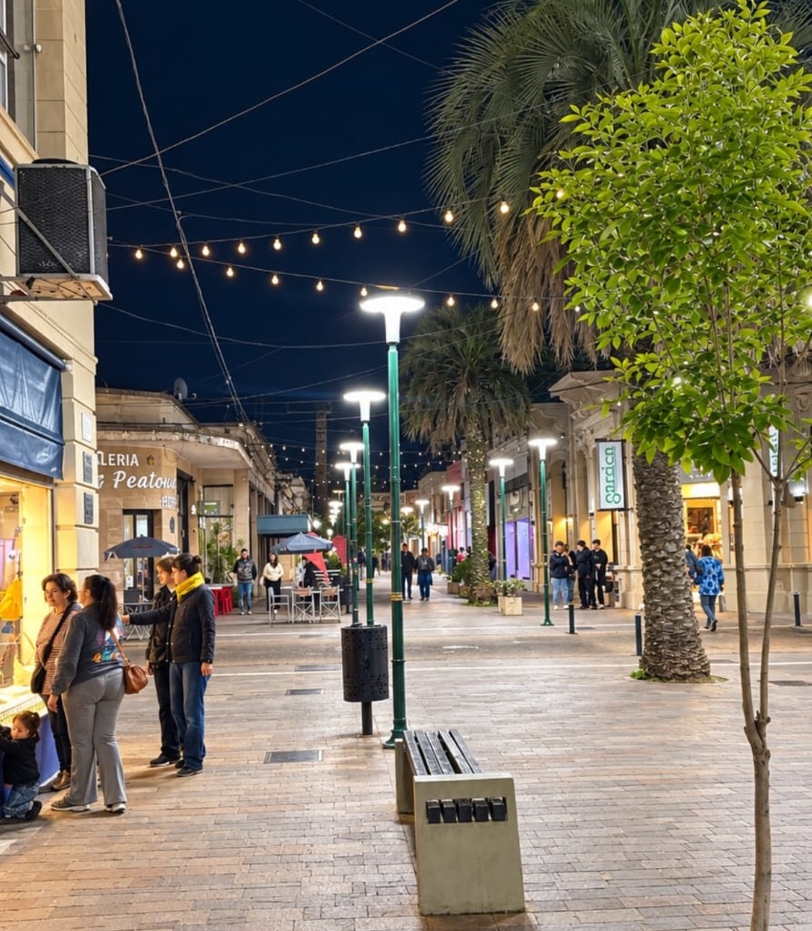 Concepción del Uruguay: masiva concurrencia en la Peatonal por la víspera del Día de la Madre