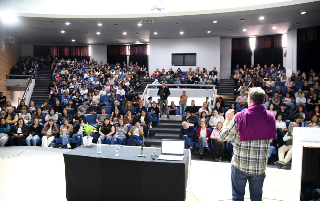 Gran convocatoria en la jornada sobre infancias y adolescencias en el Auditorio Scelzi