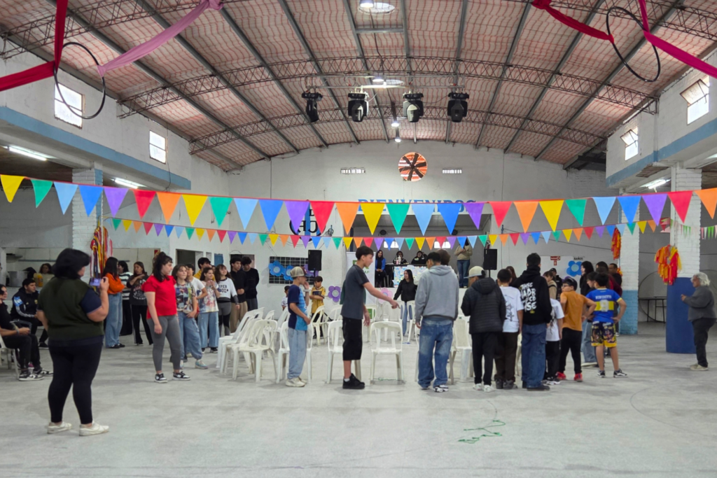 Jóvenes celebraron la llegada de la primavera con actividades recreativas y artísticas en Paraná
