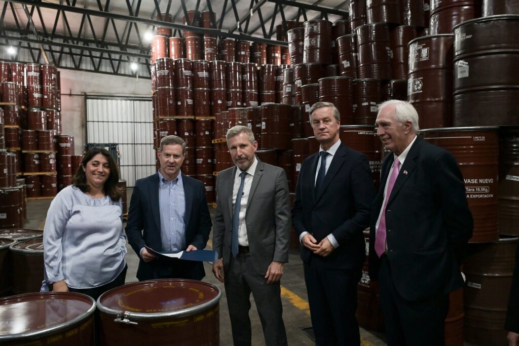 Frigerio entregó el certificado de adhesión al RINI a una empresa exportadora de miel y legumbres de Paraná